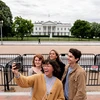 Người dân chụp ảnh trước Nhà Trắng. (Nguồn: AP)