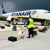 Cảnh sát kiểm tra hành lý trên chuyến bay mang số liệu FR4978 của Hãng hàng không Ryanair tại sân bay quốc tế Minsk, Belarus, ngày 23/5/2021. (Ảnh: AFP/TTXVN)