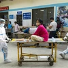 Nhân viên y tế chuyển bệnh nhân COVID-19 vào một bệnh viện ở New Delhi, Ấn Độ. (Ảnh: AFP/TTXVN)