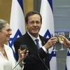 Ông Isaac Herzog và phu nhân chúc mừng sau cuộc bỏ phiếu tại Quốc hội ở Jerusalem, ngày 2/6/2021. (Ảnh: AFP/TTXVN)