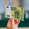 Đồng tiền mệnh giá 100 euro. (Ảnh: AFP/TTXVN)