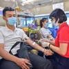 Thanh niên, sinh viên tham gia hiến máu cứu người trong mùa dịch. (Ảnh: Hồng Giang/TTXVN)