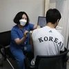 Tiêm chủng vaccine ngừa COVID-19 tại Seoul, Hàn Quốc. (Ảnh: AFP/TTXVN)