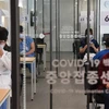 Một địa điểm tiêm chủng vaccine ngừa COVID-19 ở Seoul, Hàn Quốc. (Ảnh: AFP/TTXVN)