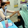 Nhân viên y tế tiêm vaccine phòng COVID-19 cho người dân tại New Delhi, Ấn Độ. (Ảnh: THX/TTXVN)