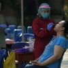 Nhân viên y tế lấy mẫu xét nghiệm COVID-19 cho người dân tại Jakarta, Indonesia. (Ảnh: THX/TTXVN)