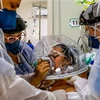 Điều trị cho bệnh nhân nhiễm COVID-19 tại bệnh viện ở Sao Leopoldo, Brazil. (Ảnh: AFP/TTXVN)