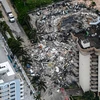 Toàn cảnh tòa nhà 12 tầng bị sập tại thị trấn Surfside, phía bắc Miami, bang Florida, Mỹ ngày 24/6. (Ảnh: AFP/TTXVN)