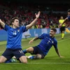 Tiền vệ Federico Chiesa (trái) lập công cho tuyển Italy khi ghi bàn thắng mở tỷ số trước tuyển Áo ở hiệp phụ thứ nhất trận đấu vòng 16 đội, vòng chung kết EURO 2020 trên sân Wembley (Anh) ngày 26/6. (Ảnh: AFP/TTXVN)