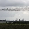 Khói phát thải ra từ một nhà máy. (Ảnh minh họa. AFP/TTXVN)