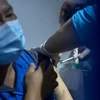 Người dân tiêm vaccine ngừa COVID-19 tại Kuala Lumpur, Malaysia. (Ảnh: THX/TTXVN)