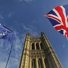 Cờ EU (trái) và Anh (phải) tại London, Anh. (Ảnh: AFP/TTXVN)