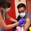 Nhân viên y tế tiêm vaccine ngừa COVID-19 cho người dân tại London, Anh. (Ảnh: AFP/TTXVN)