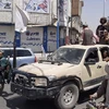 Các tay súng Taliban giương cờ trắng, biểu tượng khi lực lượng này chiếm được thành phố Kandahar, Afghanistan ngày 13/8. (Ảnh: PM News/TTXVN)