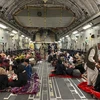 Người dân Afghanistan bên trong máy bay quân sự Mỹ, chuẩn bị được sơ tán khỏi sân bay quốc tế ở Kabul. (Ảnh: AFP/TTXVN)