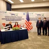 Chủ tịch nước Nguyễn Xuân Phúc chứng kiến lễ ký kết biên bản thỏa thuận lựa chọn động cơ GENx và gói bảo dưỡng máy bay Boeing 787-9 của Bamboo Airways. (Ảnh: CTV/Vietnam+) 