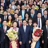 Thủ tướng Phạm Minh Chính với các doanh nghiệp, doanh nhân tiêu biểu. (Ảnh: Dương Giang/TTXVN)