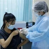 Lào tiêm vaccine cho thanh niên, Hong Kong tiêm cho trẻ từ 3 tuổi