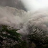 Núi lửa Semeru nhả khói phun nham thạch tại Lumajang, Đông Java, Indonesia, ngày 4/12. (Ảnh: THX/TTXVN)