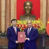 Chủ tịch nước Nguyễn Xuân Phúc trao Quyết định phong hàm Đại sứ