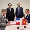 Bộ trưởng Huỳnh Thành Đạt (bên trái) chứng kiến lễ ký Bản ghi nhớ hợp tác giữa Cục Ứng dụng và phát triển công nghệ và Ngân hàng đầu tư công quốc gia Pháp. (Ảnh: Nguyễn Thu Hà/TTXVN)
