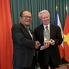 Đại sứ Việt Nam tại Séc Thái Xuân Dũng trao giải thưởng cho nhà văn Karel Sys. (Ảnh: Ngọc Biên/TTXVN)