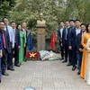 Đại sứ quán Việt Nam tại Pháp tưởng niệm Chủ tịch Hồ Chí Minh