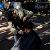 Động đất tại Thổ Nhĩ Kỳ: Dịch vụ cắt tóc miễn phí trong trại tị nạn