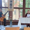 Nhạc sỹ Đặng Ngọc Long và chị Christiane Voigt tại buổi đọc truyện. (Ảnh: Mạnh Hùng/TTXVN)