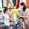 Phó Chủ tịch nước Võ Thị Ánh Xuân trao tặng xe đạp cho trẻ em hoàn cảnh khó khăn. (Ảnh: Mạnh Tú/TTXVN)