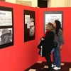 Quan khách tham dự xem các bức hình tư liệu lịch sử cùng tranh ảnh về Việt Nam. (Ảnh: Trường Dụy/TTXVN)