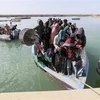 Thuyền chở người di cư được giải cứu. (Ảnh: AFP/TTXVN)