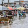 Nhiều tuyến đường bị ngập lụt sau những trận mưa lớn do ảnh hưởng của bão Doksuri tại Valenzuela, Philippines, ngày 28/7. (Ảnh: THX/TTXVN)