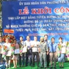 Lãnh đạo thành phố Đồng Xoài và lãnh đạo phường Tân Thiện trao Giấy khen, tặng hoa tuyên dương các hộ dân tiêu biểu. (Nguồn: báo Bình Phước)
