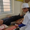 Nhân viên y tế tại trạm y tế xã khám sức khỏe cho người dân. (Ảnh: T.G/Vietnam+)
