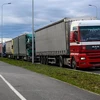 Xe tải xếp hàng dài tại cửa khẩu biên giới Ba Lan-Ukraine ở Przemysl, Ba Lan. (Ảnh: PAP/TTXVN)
