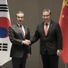 Ngoại trưởng Hàn Quốc Park Jin (phải) và Bộ trưởng Ngoại giao Trung Quốc Vương Nghị tại cuộc gặp ở thành phố Busan ngày 26/11/2023. (Ảnh: AFP/TTXVN)