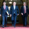 (Từ trái sang) Lãnh đạo đảng ACT, ông David Seymour; Thủ tướng đắc cử New Zealand đồng thời là lãnh đạo đảng Quốc gia, ông Christopher Luxon và lãnh đạo đảng New Zealand First, ông Winston Peters. (Ảnh: AFP/TTXVN)