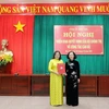 Thường trực Ban Bí thư Trương Thị Mai trao quyết định cho bà Hồ Thị Hoàng Yến. (Ảnh: Chương Đài/TTXVN)