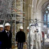 Tổng thống Pháp Emmanuel Macron (thứ 2, trái) thị sát công tác trùng tu Nhà thờ Đức Bà ở Paris ngày 8/12. (Ảnh: AFP/TTXVN)
