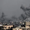 Khói bốc lên sau các cuộc oanh tạc của lực lượng Israel xuống thành phố Khan Yunis, phía Nam Dải Gaza, ngày 9/12/2023. (Ảnh: AFP/TTXVN)