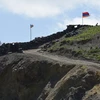 Quốc kỳ Azerbaijan (trái) và Quốc kỳ Armenia tại trạm kiểm soát biên giới giữa hai nước ở làng Sotk (Armenia). (Ảnh: AFP/TTXVN)