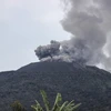 Tro bụi phun lên từ Núi lửa Marapi ở Tây Sumatra, Indonesia, ngày 6/12. (Ảnh: THX/TTXVN)