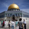 Khách du lịch chụp ảnh bên ngoài Thánh đường Hồi giáo tại thành cổ Jerusalem. (Ảnh: AFP/TTXVN)
