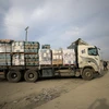 Xe tải chở hàng viện trợ chuẩn bị qua cửa khẩu Kerem Shalom. (Ảnh: THX/TTXVN)