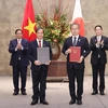 Thủ tướng Phạm Minh Chính và Thủ tướng Nhật Bản Kishida Fumio chứng kiến lễ trao văn kiện hợp tác đầu tư giữa Việt Nam-Nhật Bản. (Ảnh: Dương Giang/TTXVN)