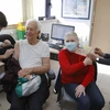 Nhân viên y tế tiêm vaccine phòng COVID-19 cho người dân tại Tel Aviv, Israel. (Ảnh: AFP/TTXVN)