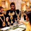Người dân chọn mua vàng trang sức tại cửa hàng ở Bhopal, Ấn Độ. (Ảnh: THX/TTXVN)