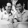 Đại tướng Nguyễn Chí Thanh (bên phải) và Đại tướng Võ Nguyên Giáp trao đổi tình hình chiến sự ở miền Nam, ngày 5/7/1967. (Ảnh: Tư liệu/TTXVN phát)