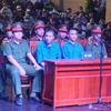 Hai bị cáo Nguyễn Mạnh Cường và Trần Văn Trí tại phiên tòa xét xử lưu động. (Ảnh: Văn Dũng/TTXVN)